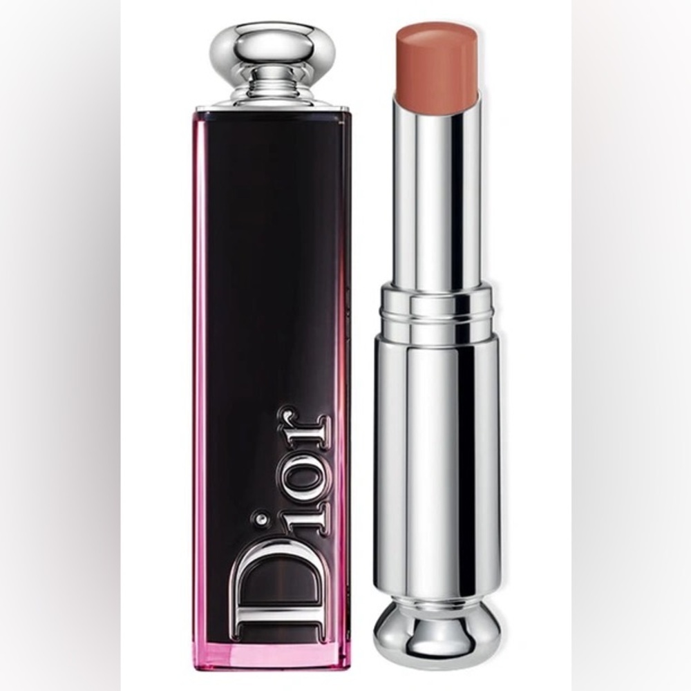 DIOR ADDICT LACQUER STICK IN 323 NUDE DESERT
Lipstick